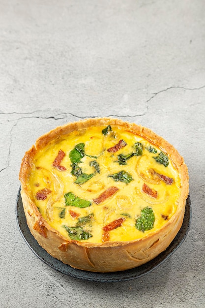 Photo spinach quiche with onion and bacon