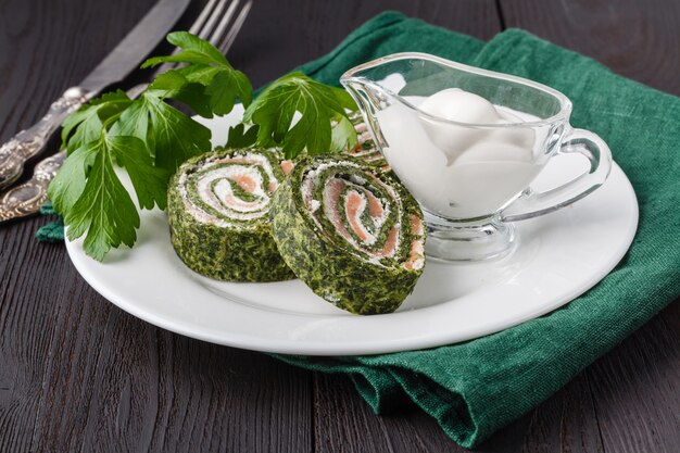 Spinach rolls with smoked salmon and cream cheese