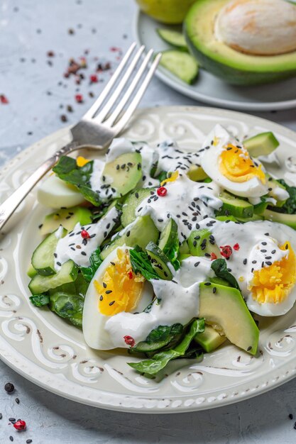 Foto insalata di spinaci con avocado, cetriolo e uovo