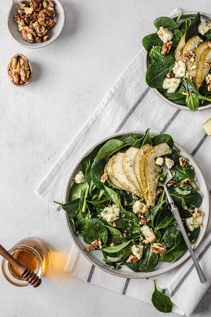 spinach salad with pears and nuts