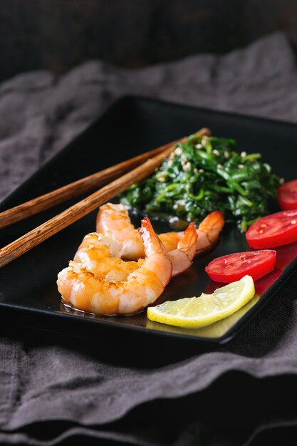 Photo spinach and shrimps