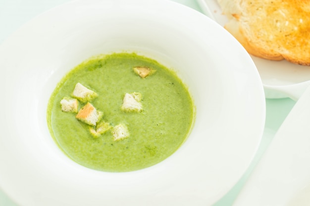 spinach soup with garlic bread