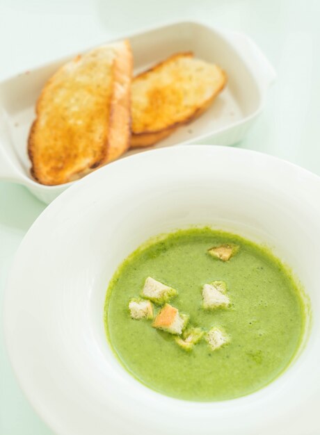 spinach soup with garlic bread