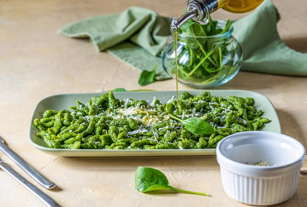 Photo spinach spatzle or green spatzle are the typical tyrolean green dumplings or gnocchi on plate with g