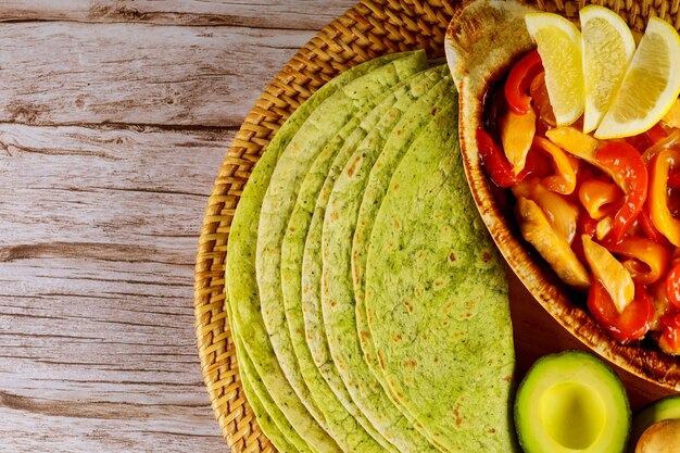 Foto tortillas di spinaci con fajita e avocado