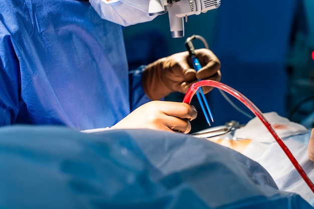 脊椎手術手術装置を備えた手術室の外科医のグループ現代の医学的背景