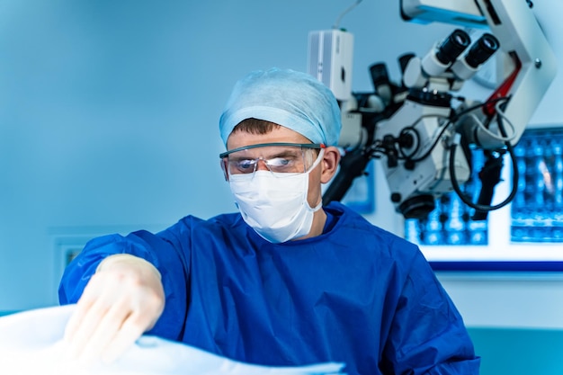 Spinale chirurgie Arts in operatiekamer met chirurgische apparatuur Arts die operatie uitvoert Moderne medische achtergrond