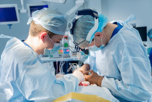 Spinale chirurgie. Groep van chirurgen in operatiekamer met chirurgische apparatuur.