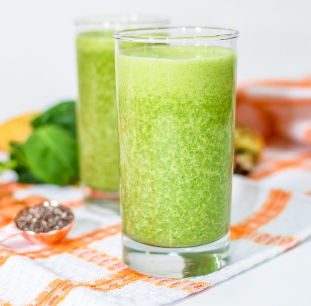 Foto spinazie banaan groene smoothie op geruite doek