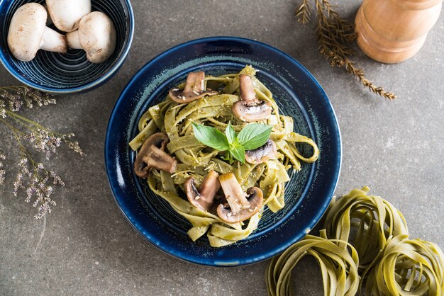 spinazie fettuccine met champignons