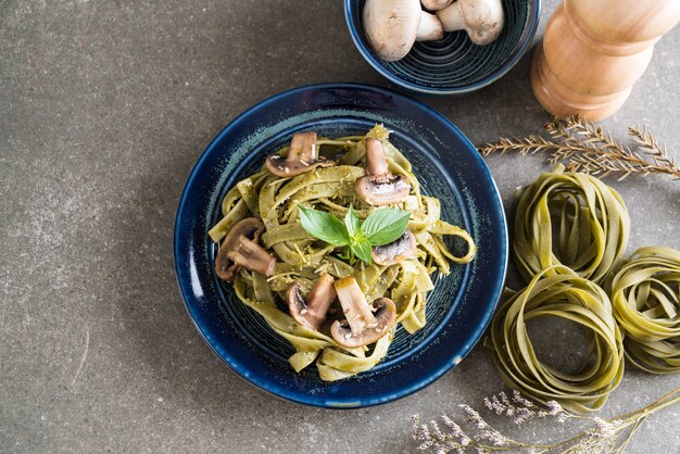 spinazie fettuccine met champignons