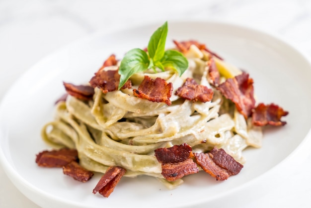 spinazie fettuccine met roomkaas witte saus en spek