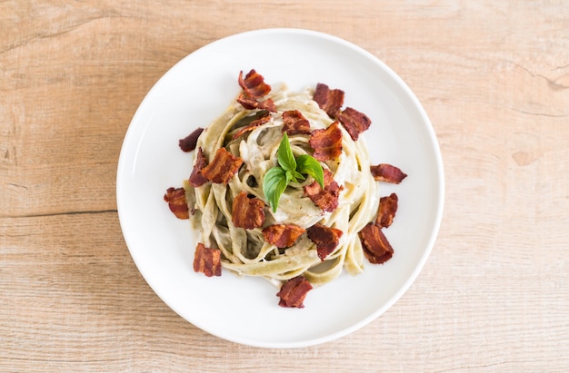 spinazie fettuccine met roomkaas witte saus en spek