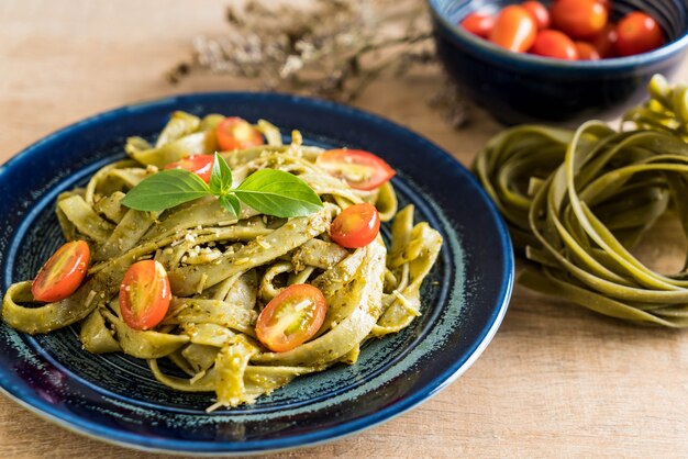 spinazie fettuccine met tomaten