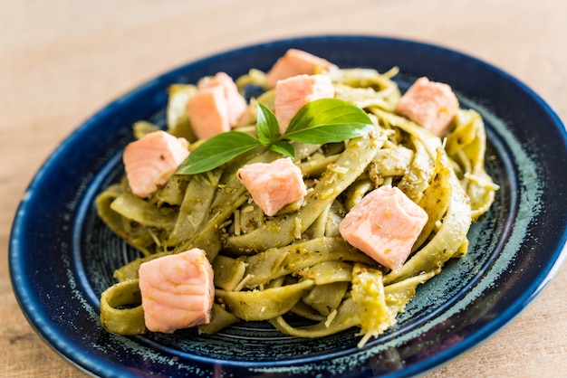 Foto spinazie fettuccine met zalm