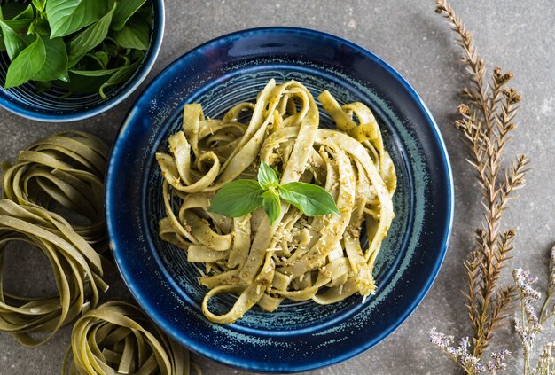 Foto spinazie fettuccine op plaat