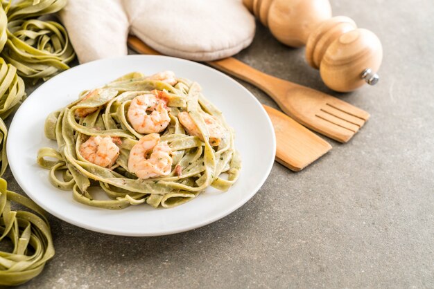 spinazie fettuccini pasta met garnalen