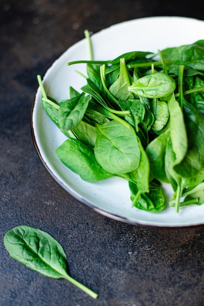 Spinazie groene sappige bladeren biologische salade portie grootte