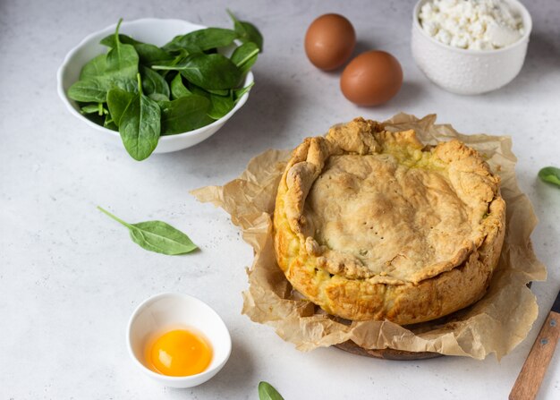 Spinazie, kip en ricottataart met verse spinaziebladeren, ricotta en ei