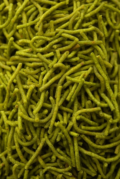 Spinazie of palak sev zijn krokant gebakken hartige noedels. Zelfgemaakte dikke en dunne groene shev of namkeen is een klassieke Indiase snack