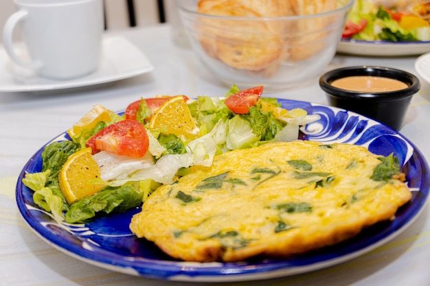 Foto spinazie omelet met frisse salade