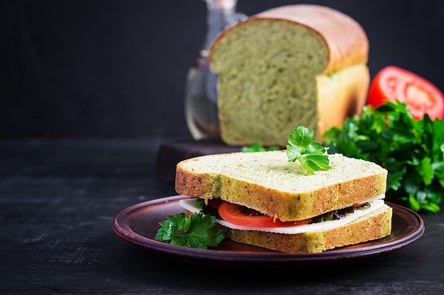 Spinaziebrood en een broodje met kaas, tomaten en kruiden. Gezonde lunch.