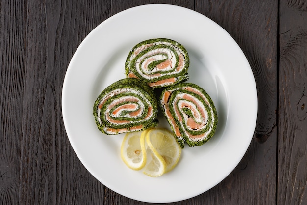 Spinaziebroodjes met gerookte zalm en roomkaas