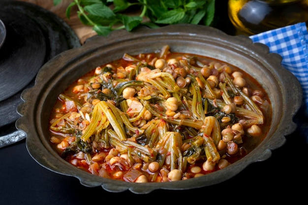 Spinaziekopschotel of spinaziekopsoep. Het is een lokaal gerecht. Dit gerecht, gemaakt in Adana, Turkije, is ook zuur. Turkse naam; ispanak basi corbasi of yemegi