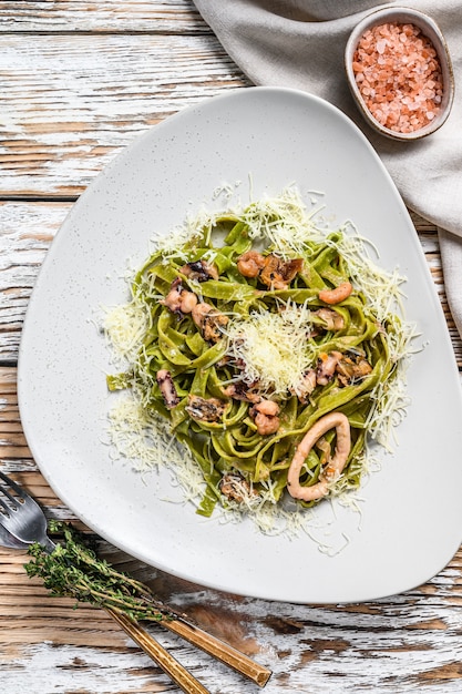 Spinaziepasta met zeevruchten, groene fettuccine