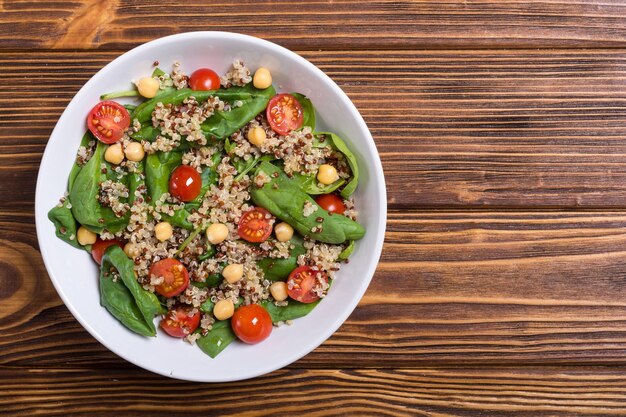 Foto spinaziesalade met quinoatomaatjes en kikkererwten gezonde vegan superfood