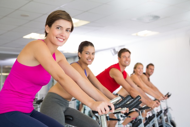 Spincursus trainen en lachen naar de camera