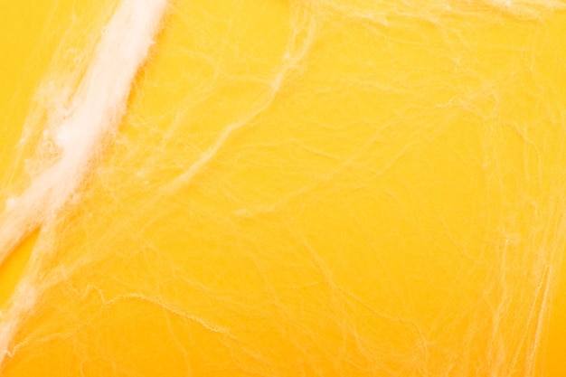 Spinnenweb op een oranje achtergrond halloween concept kopie ruimte