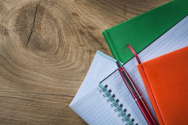 Spiraal gecontroleerd schrijfboek notitieboekje balpen op houten bord