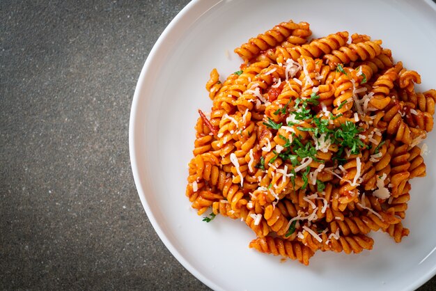 spiraal- of spirali-pasta met tomatensaus en kaas - Italiaans eten