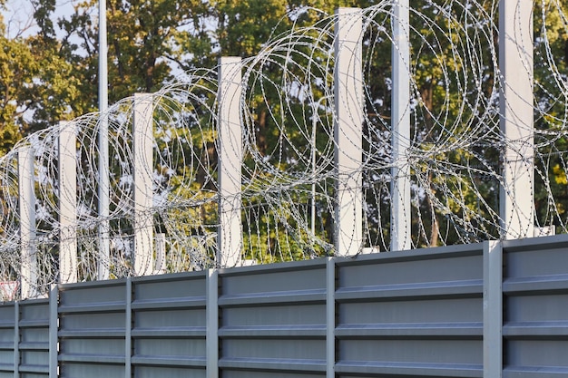 Foto spiraal prikkeldraad op het hek beschermt tegen penetratie