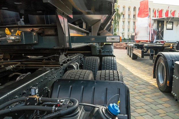 Spiraalkabel die vrachtwagencabine en aanhanger verbindt Pneumatische slangen en elektrische kabels op de koppeling van de trekhaak tussen een tractorvrachtwagen en zijn oplegger Hydraulisch regelsysteem in nieuwe auto's