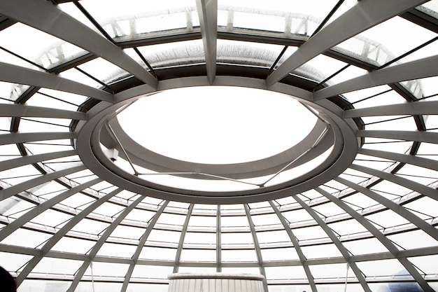 Spiraalkunstarchitectuur van de reichstag in berlijn, duitsland