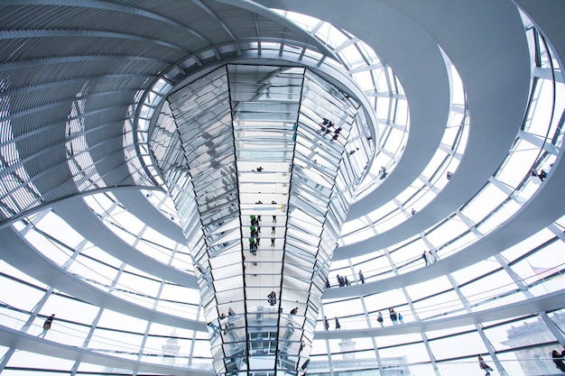 Spiraalkunstarchitectuur van de reichstag in berlijn, duitsland