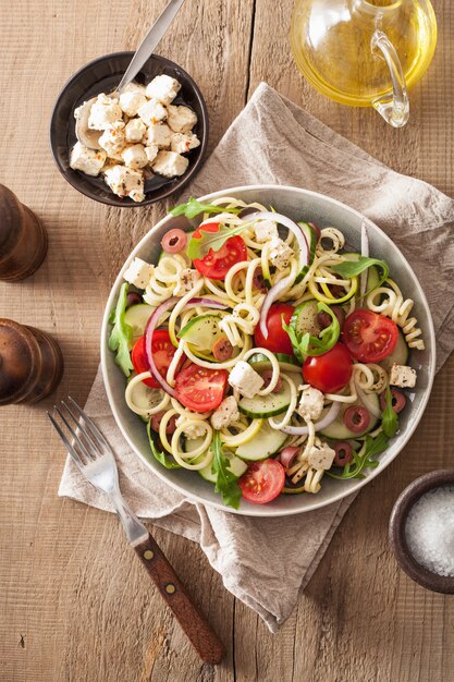 Spiraalvormige courgettesalade met groenten