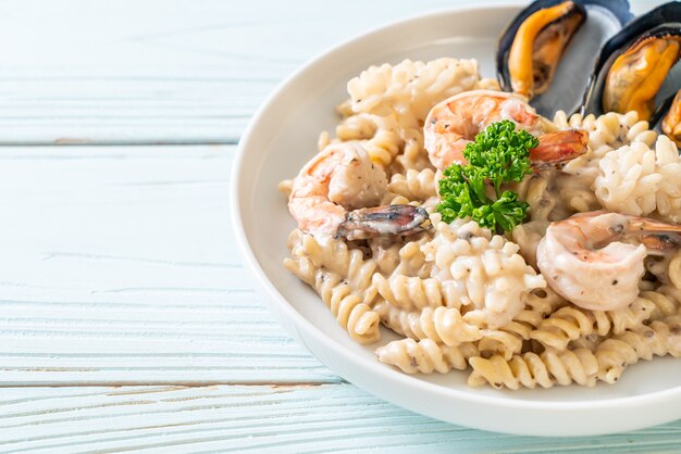 Spiraalvormige pasta champignonroomsaus met zeevruchten - Italiaanse keukenstijl