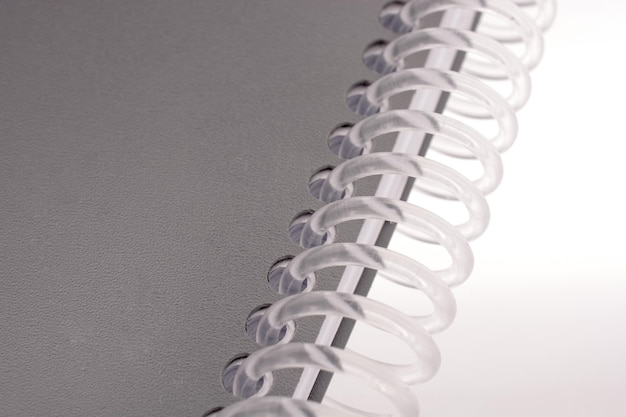 Foto quaderno a spirale su sfondo bianco