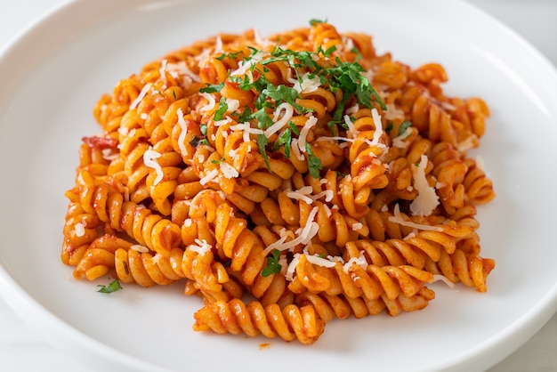 Spiral of spirali pasta met tomatensaus en kaas - Italiaanse keukenstijl