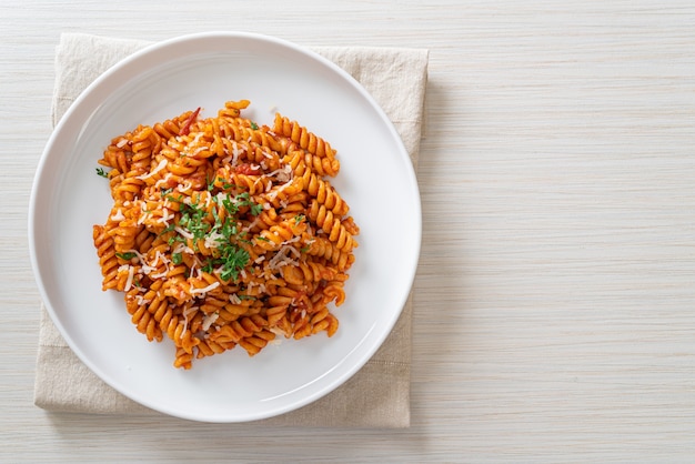 Spiral of spirali pasta met tomatensaus en kaas - Italiaanse keukenstijl