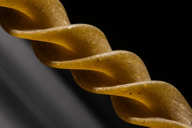 Foto fine a spirale della pasta in su sul nero