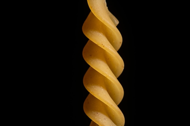 Foto fine a spirale della pasta in su sul nero