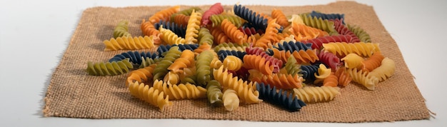 Foto pila di spaghetti a spirale su un panno protettivo