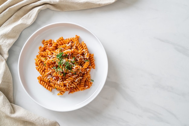 Pasta a spirale o spirali con salsa di pomodoro e formaggio - stile alimentare italiano