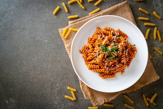 スパイラルまたはスパイラルパスタとトマトソースとチーズ-イタリアンフードスタイル