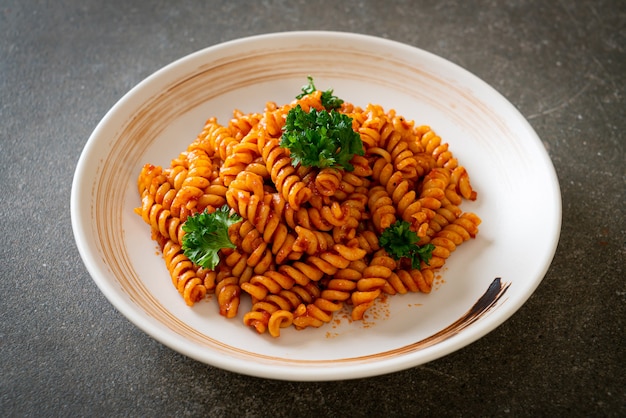 スパイラルパスタまたはスパイラルパスタとトマトソースとパセリ-イタリアンフードスタイル