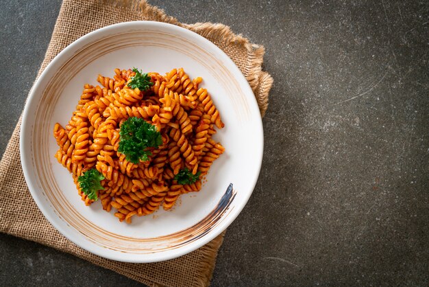 スパイラルパスタまたはスパイラルパスタとトマトソースとパセリ-イタリアンフードスタイル